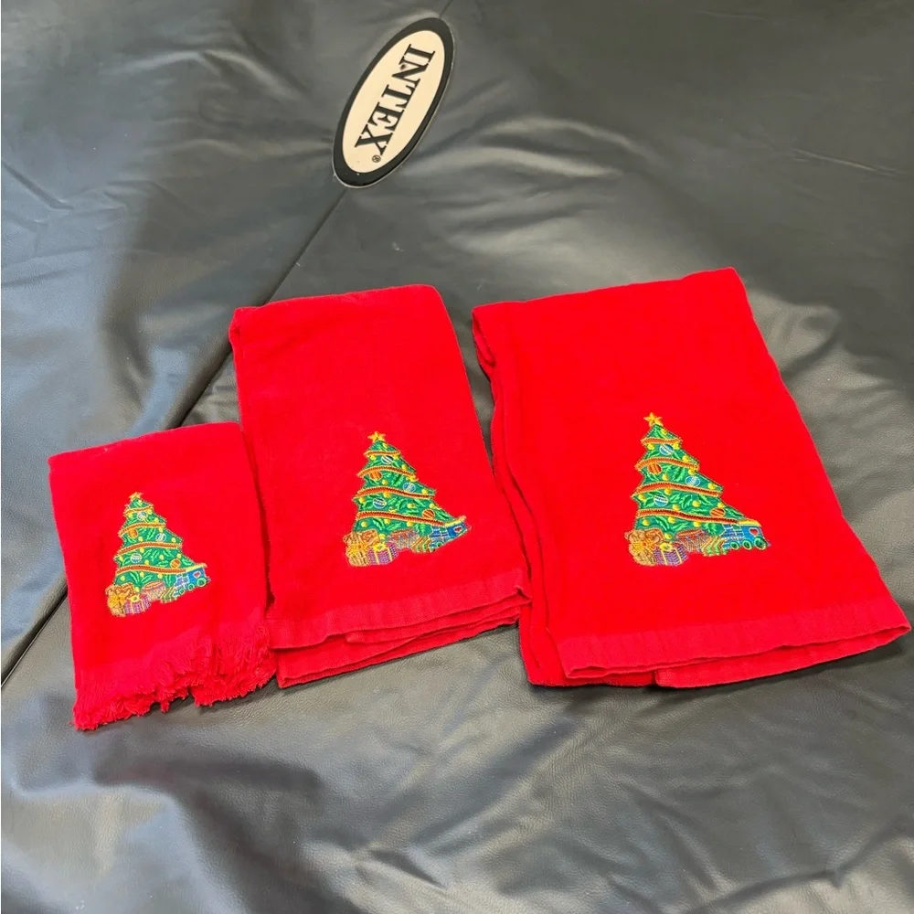 Vibrant Holiday Hand Towels with Christmas Tree Design